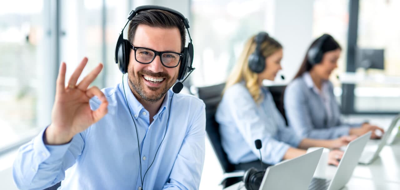 Agentes de call center con diadema atendiendo llamadas en oficina (imagen de referencia)