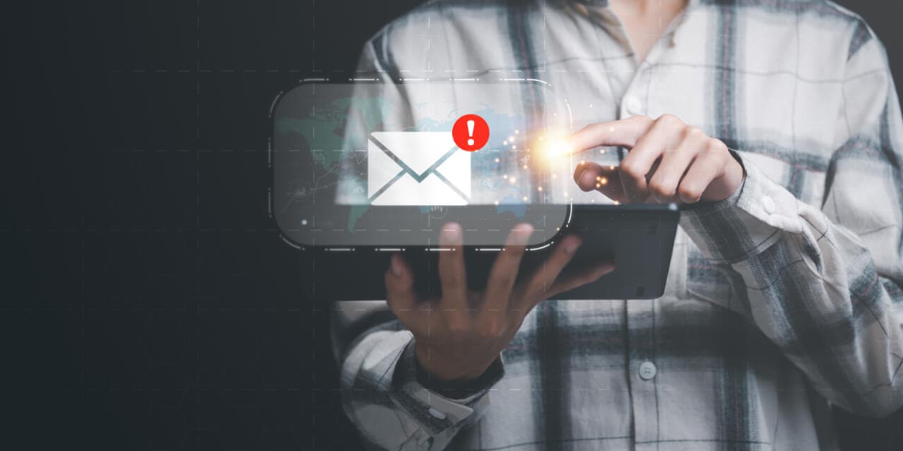 Persona revisando en su teléfono la notificación de un documento recibido (imagen de referencia)