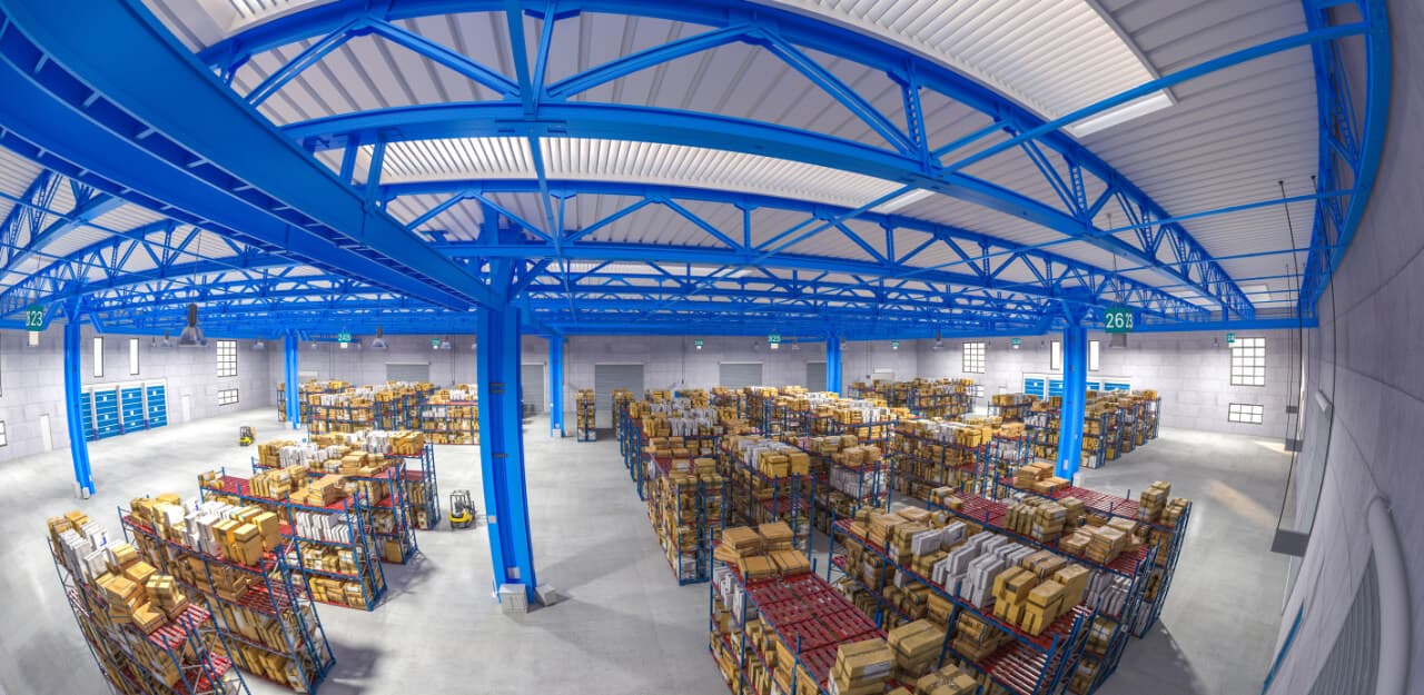 Interior de una bodega logística con mercancía organizada en bloques (imagen de referencia)